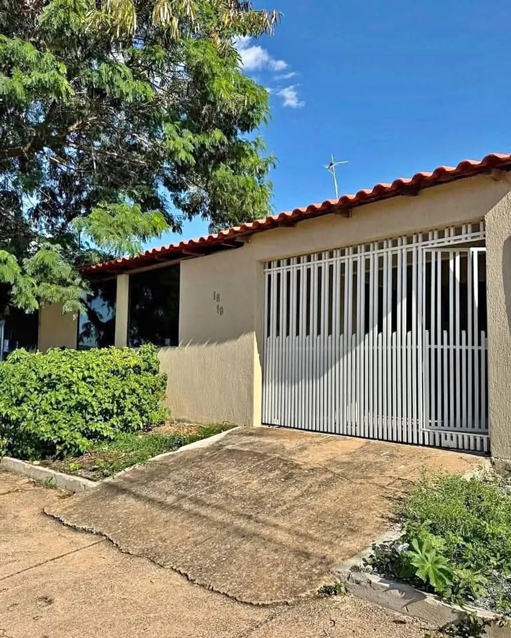 . CASA COM QUINTAL AMPLO