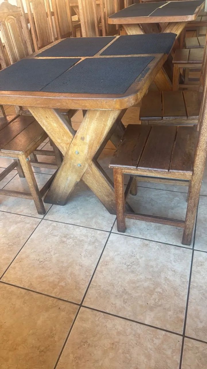 Mesa de madeira maciça com 04 cadeiras