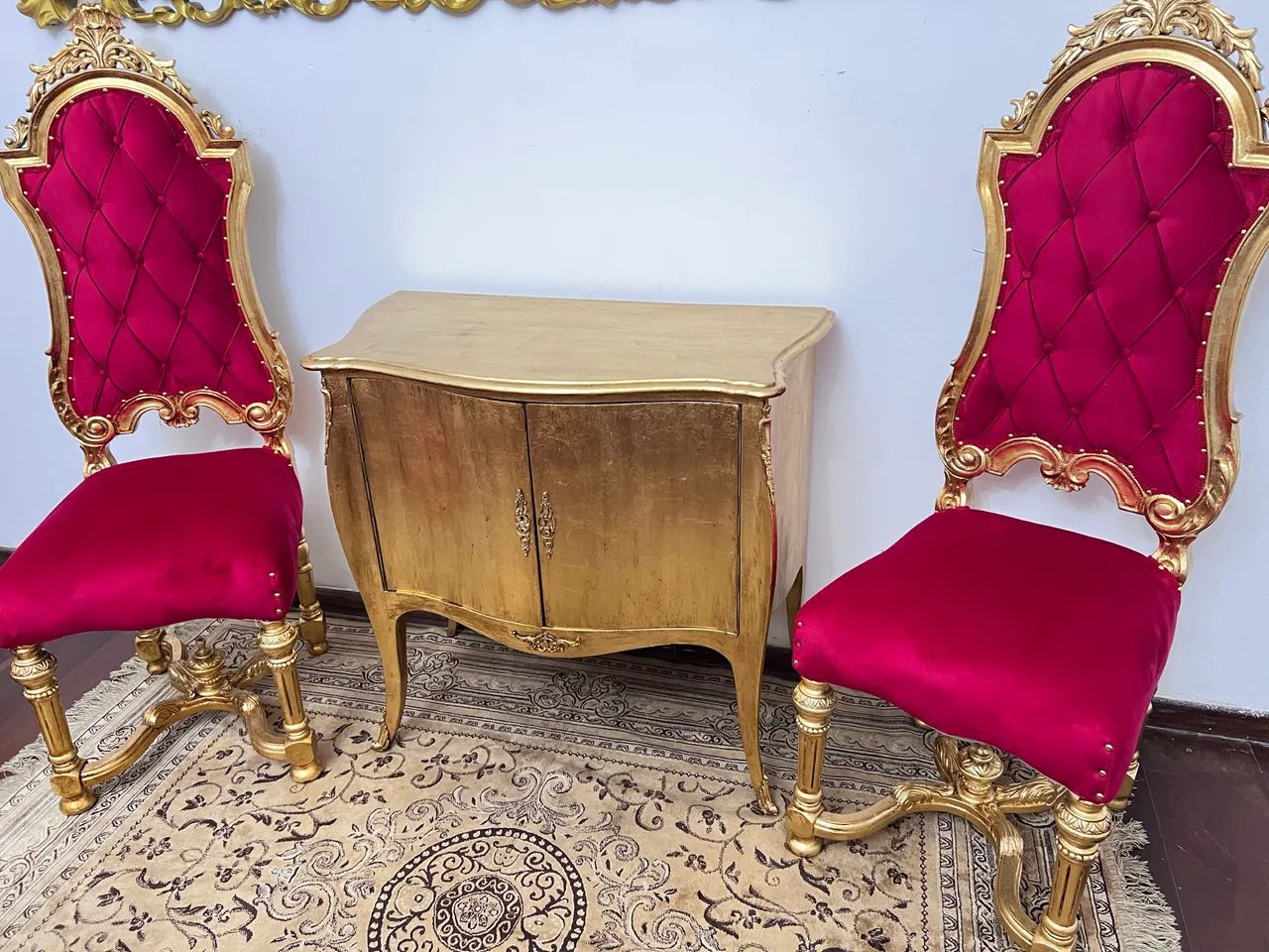Par de cadeiras com um buffet decoração 