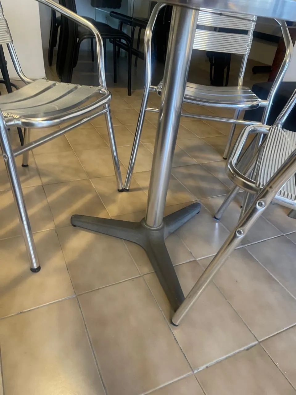 Conjunto Mesa Redonda + 4 Cadeiras em Alumínio - Ótimo Estado - Foto 2