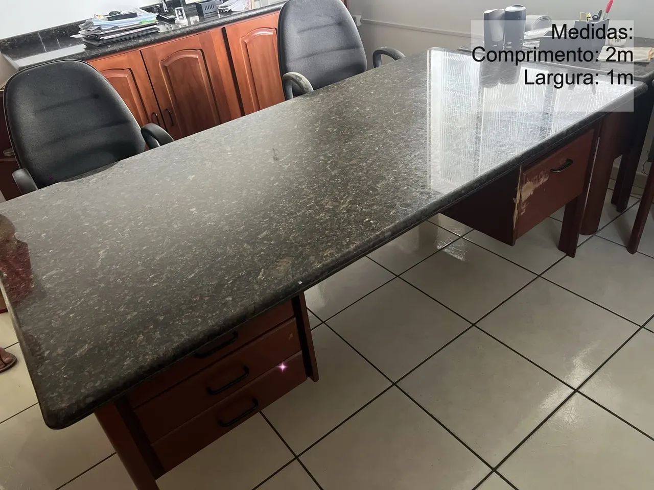 Mesa de madeira estilo mogno com tampa de granito - Foto 5