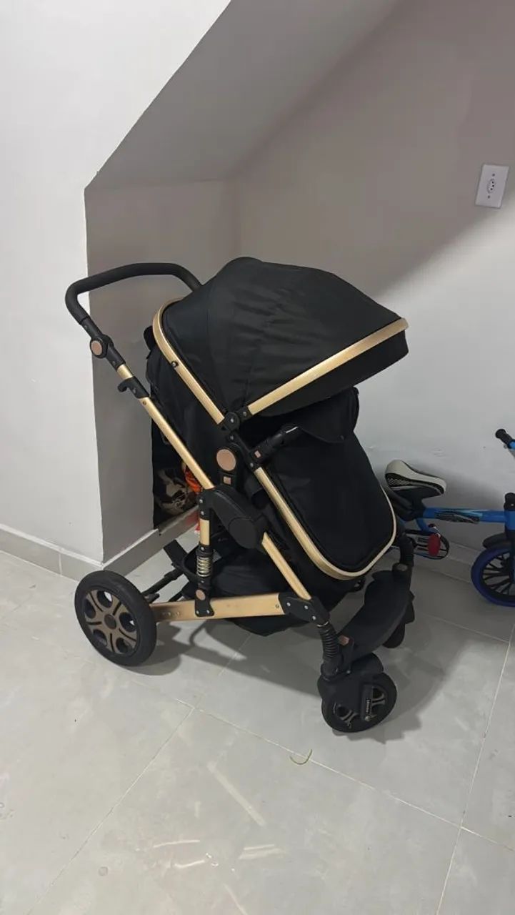 Carrinho de bebê completo.