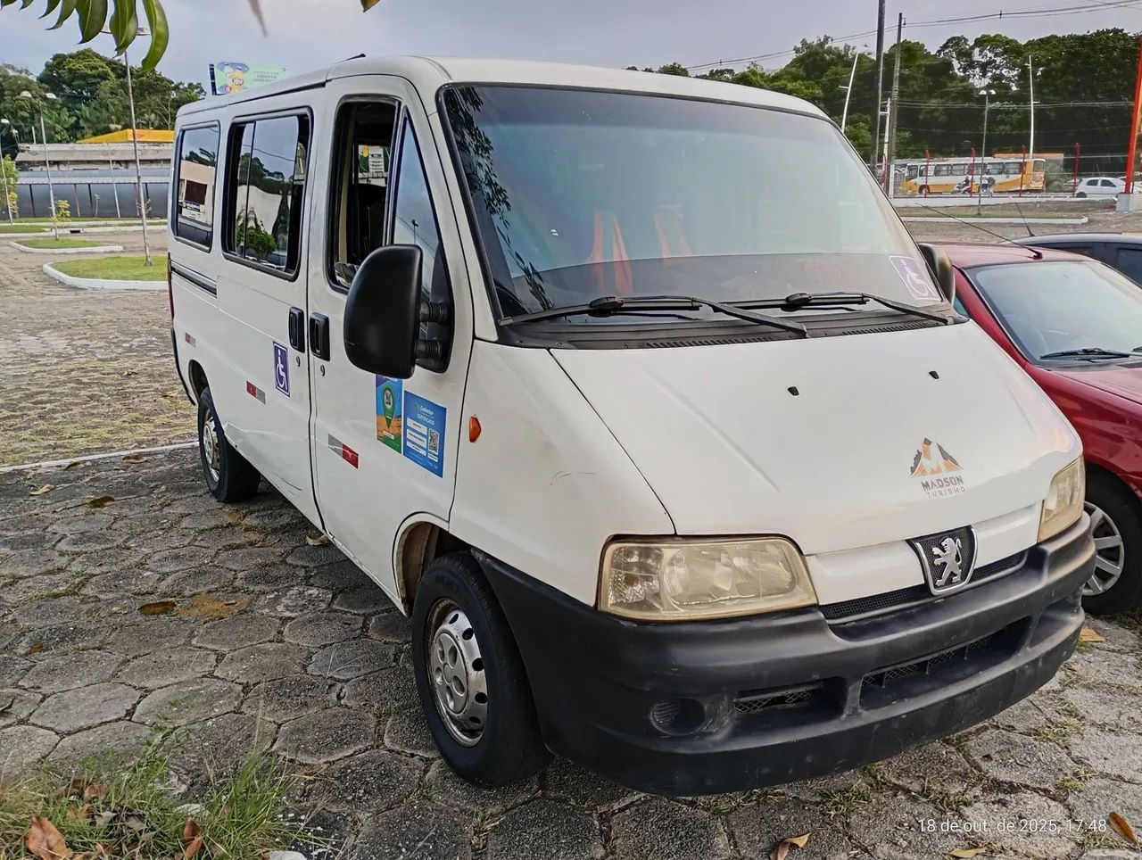 Freta-se  Van e ônibus (Madson Turismo)