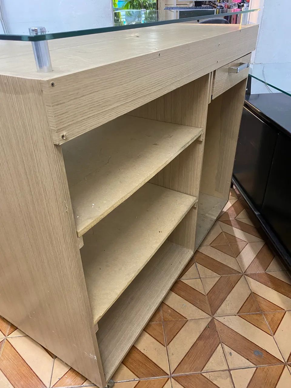 Balcão Vitrine com Tampo de Vidro - Foto 2