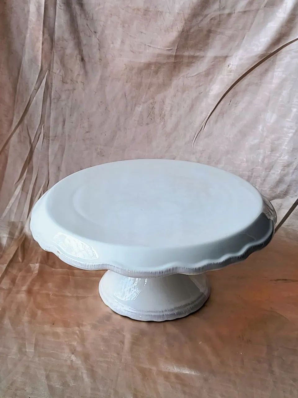 linda boleira branca ceramica detalhes rosa claro decoração festa servir jantar mesa 