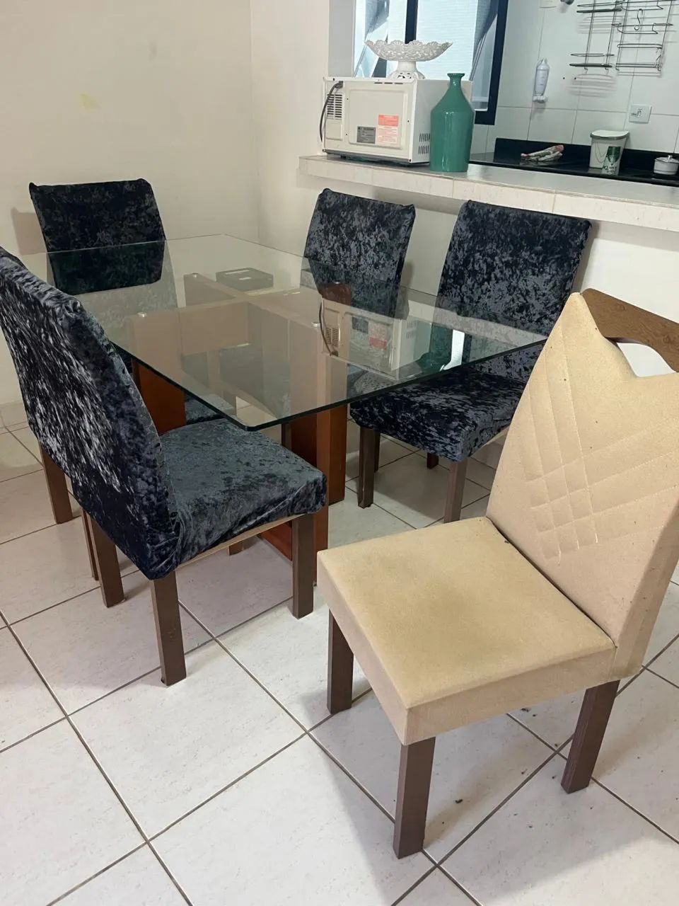 Mesa de vidro com 6 cadeiras