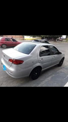Vendo um Siena top completo Elx fazemos financiamento aceito moto de entrada