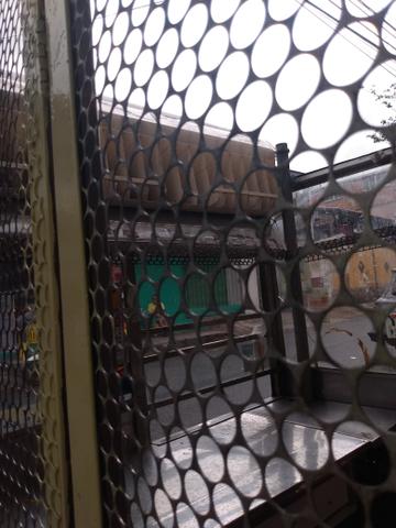 *Caixa vendendo barato pra desocupar lugar