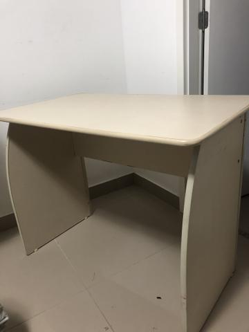 Mesa e cadeira de escritório