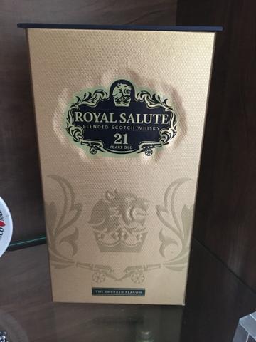 Wisky Royal Salute esmerald 21 anos e Johnnie Walker Platinum Label 18 anos