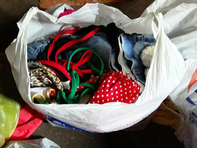 Vendo essa sacola com roupas para brechó