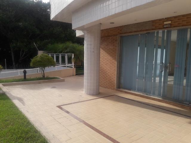 Excelente Apto. de 4 suítes sendo uma Master com Closet na Ponta Negra. - Foto 3