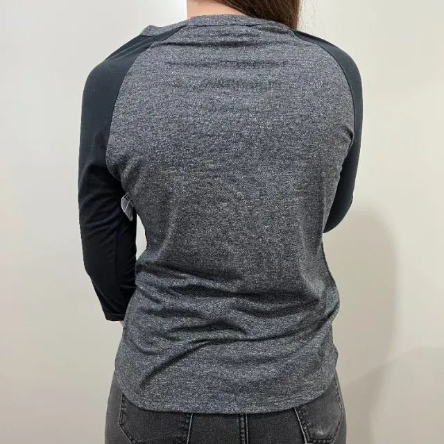 blusa raglan preta e cinza - Foto 4