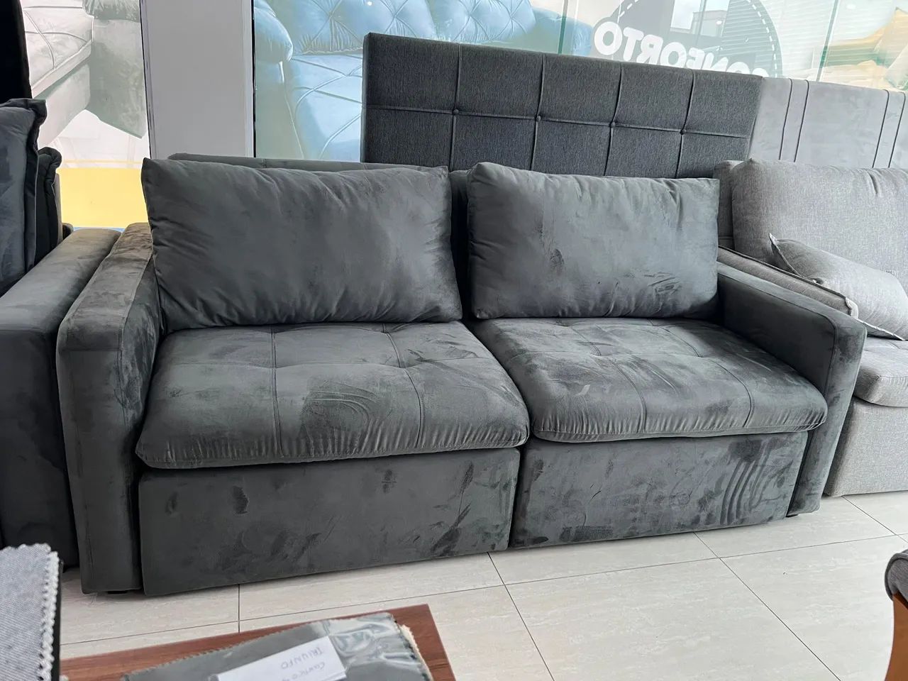 Sofá novo sem caixa braços slim veludo na promoção Tam 2,08  - Foto 2