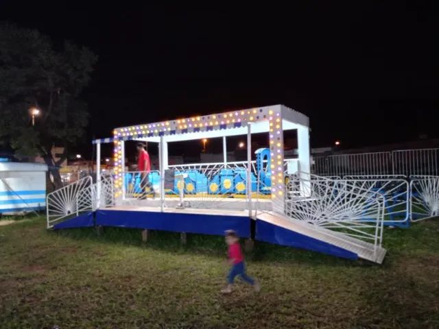 Trenzinho de Parque de Diversão sobre Carreta