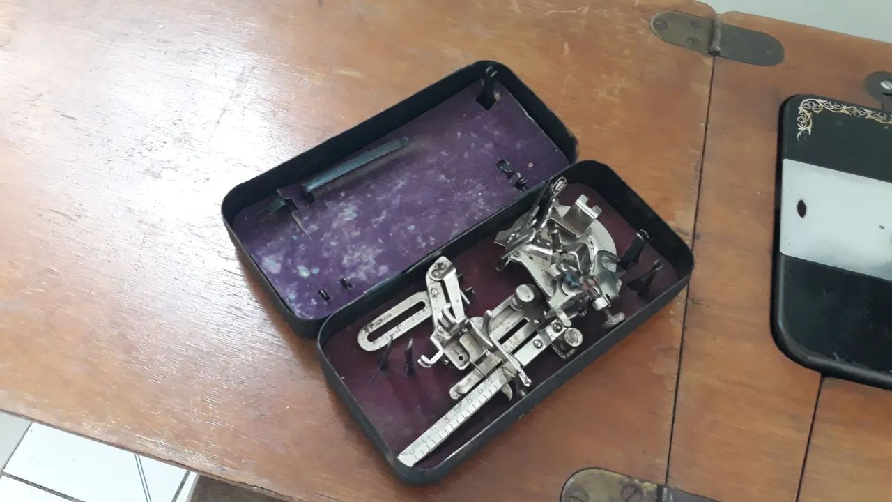 Máquina de Costura Antiga com Mesa de Madeira - Foto 4