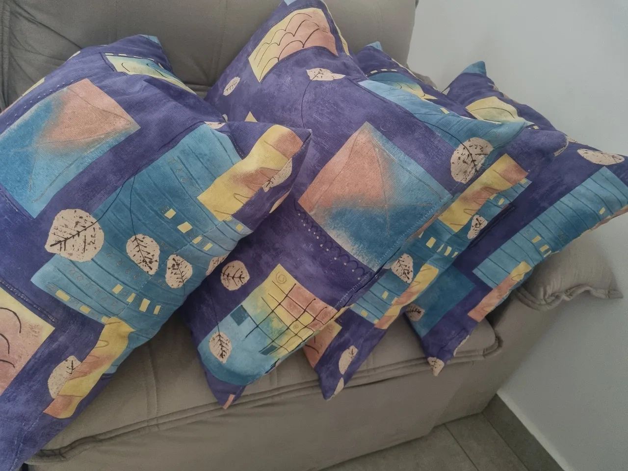 Almofadão  cheia com flocos e capa com  ziper 60x60 tecido impermeável - Foto 2