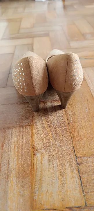 Sapato scarpin de salto bege com strass - Foto 4