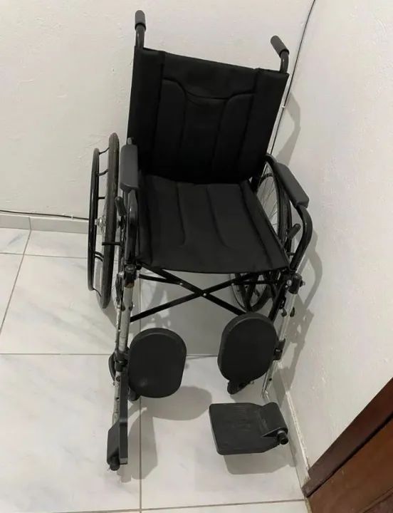 Cadeira de rodas com elevação das pernas