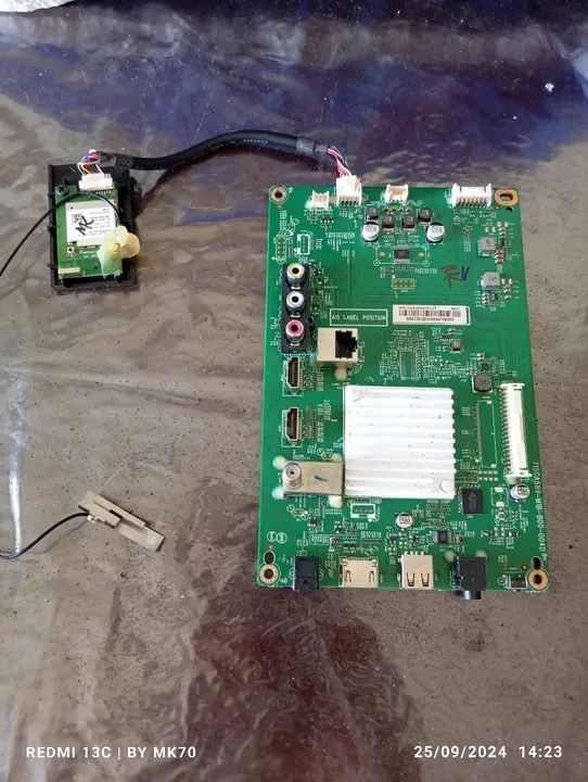 Peças placa principal/ placa fonte e flats e outros AOC Roku 32 pol - Foto 6