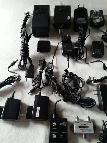 Lote c/ 22 un pecas acessorios carregadores p/Audio,video,telef.eletro. - Foto 2