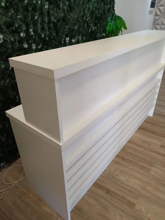 Balcão branco reto com ripado para atendimento - Foto 2