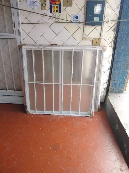 Janela com grade de alumínio branco - Foto 5
