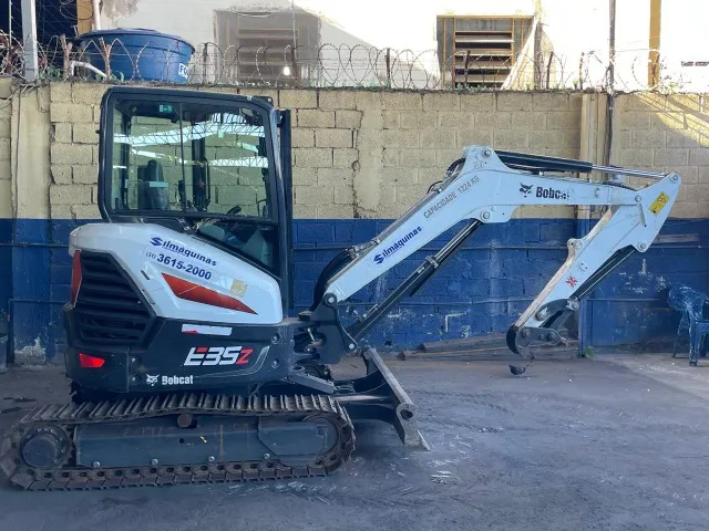 Miniescavadeira Bobcat modelo E35z 2023 657.4hs Fechada c ar e est. Aço