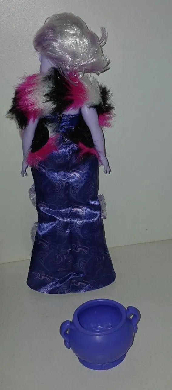 BONECA DISNEY ÚRSULA BRUXA DO MAR DE A PEQUENA SEREIA FORMA HUMANA CALDEIRÃO - Foto 2