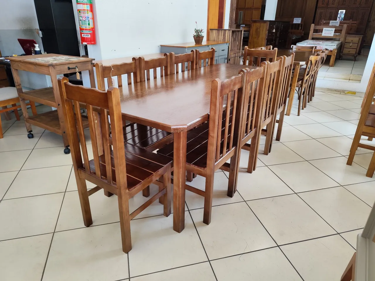 Mesa com 10 cadeiras