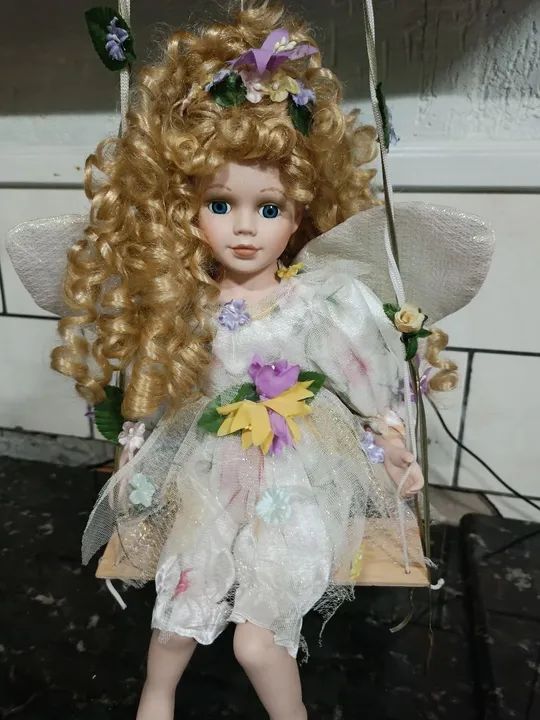 Boneca de Porcelana Vintage. Fada no balanço. Coleção Cathay Tam, 42 cm