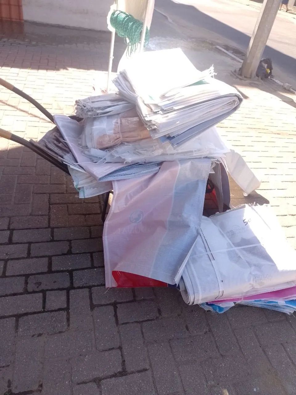 Sacos novos de ráfia para entulho