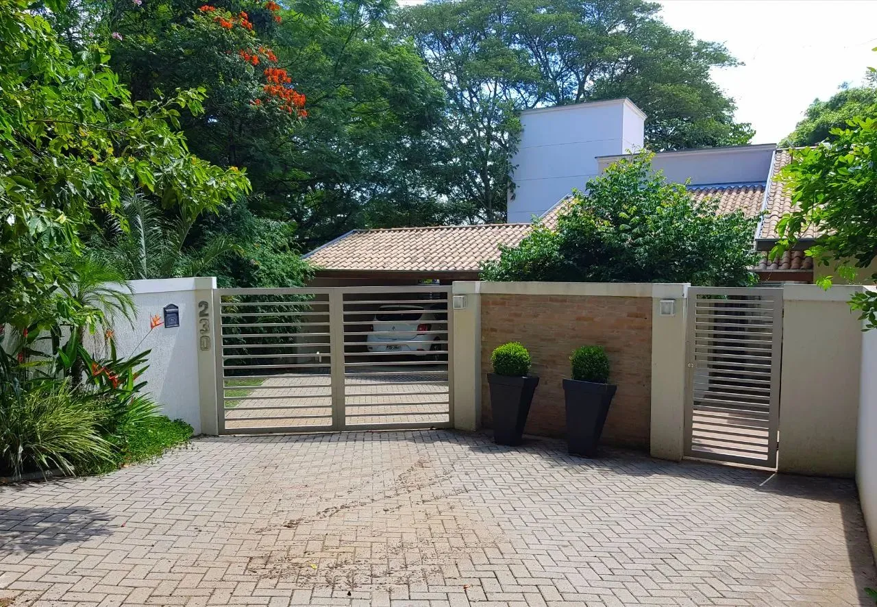 Linda casa térrea a venda no Condomínio Chácara Cataguá com piscina no valor de R$ 1.760.0