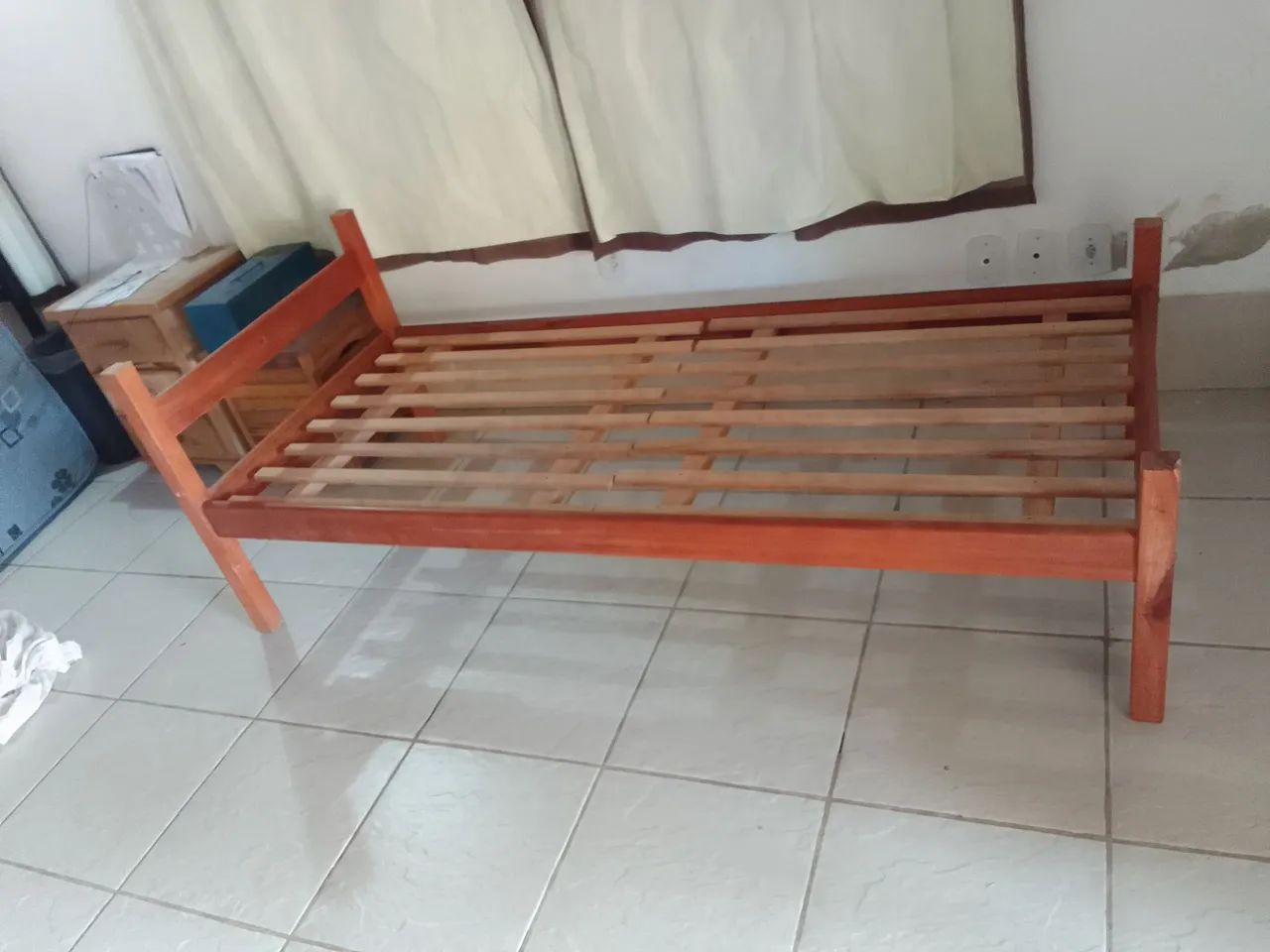 Cama de madeira de solteiro resistente ate 120 kg - Foto 3
