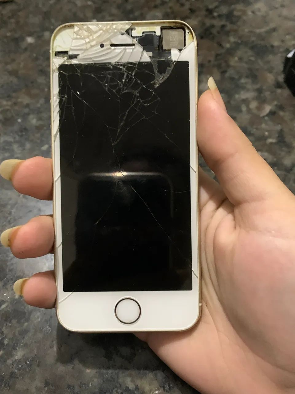 iPhone SE quebrado 