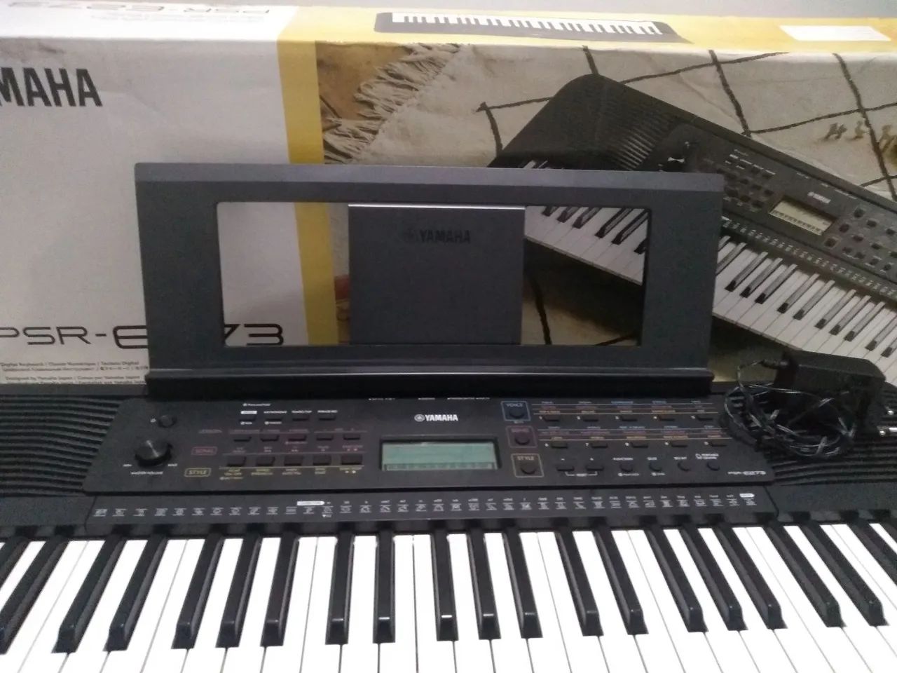 Teclado musical semi-novo YAMAHA psr-E273 - Foto 2