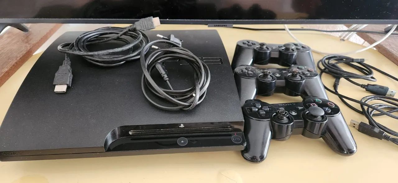 Playstation 3 com controles e jogos
