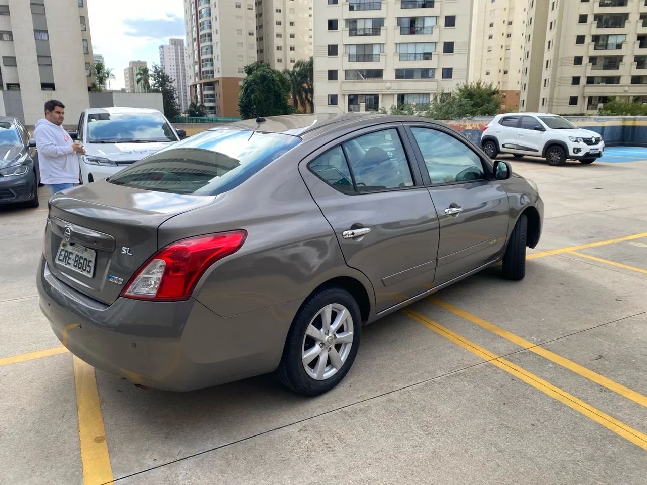 Nissan Versa 1.6 SL - 2013 - Foto 4