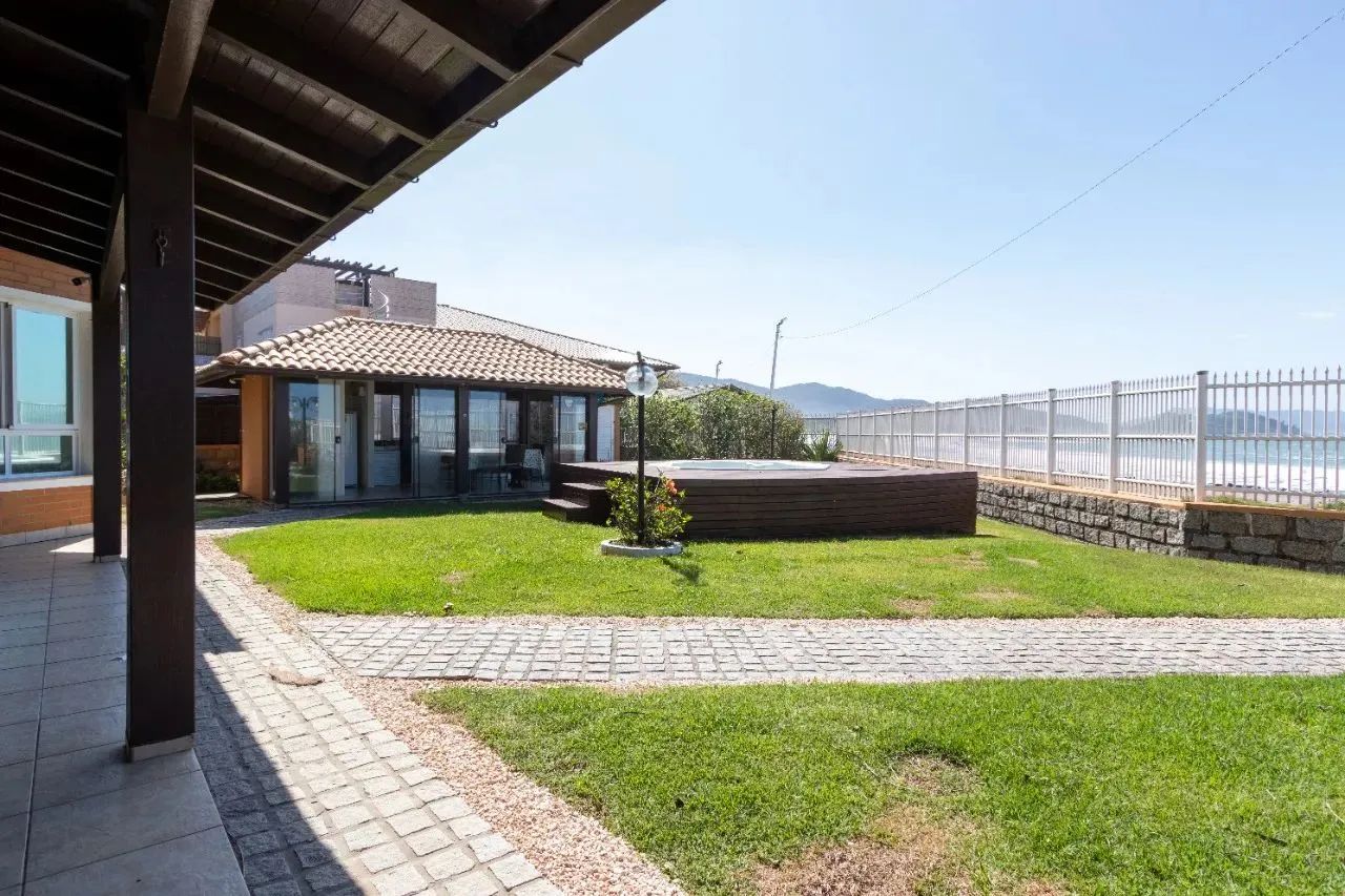 FANTÁSTICA CASA FRENTE MAR NA PRAIA DA ARMAÇÃO NO SUL DA ILHA - Foto 2