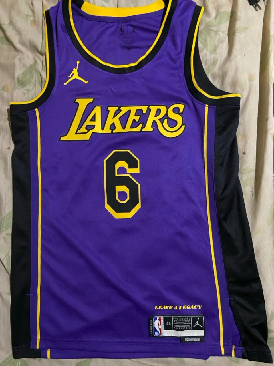 Duas Regatas Lakers nº 6 oficiais - Ambas tamanho M, USADAS. Ler anúncio