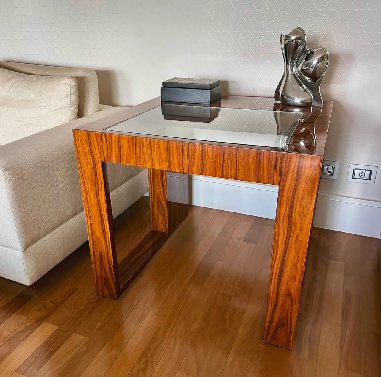 Mesa lateral Brentwood modelo Cubo em pau ferro (brilhante) com tampo em vidro