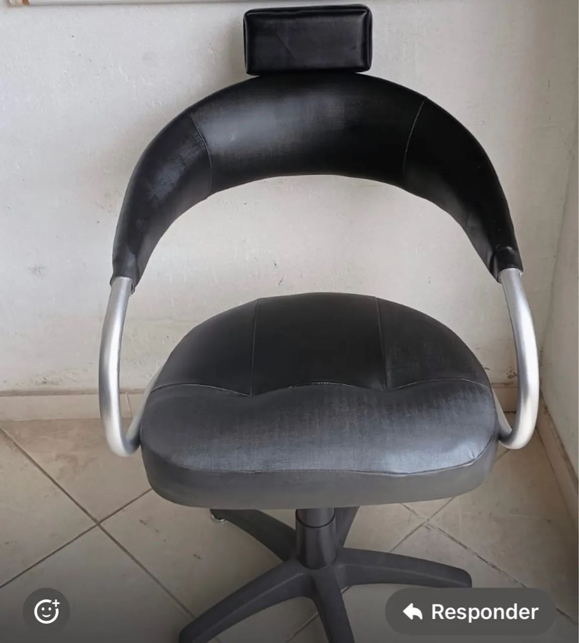 Cadeira Giratória Preta com Encosto