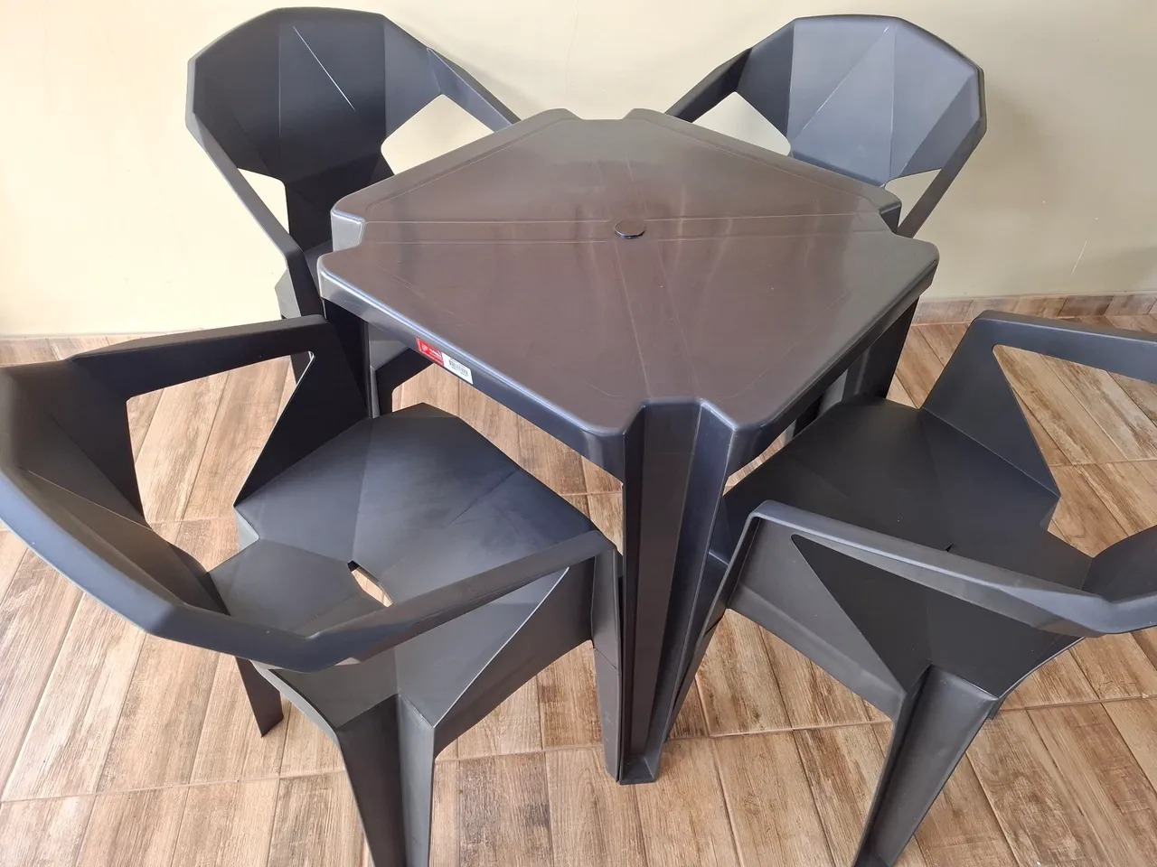 Conjunto de Mesa e Cadeiras de Plástico 4D - Perfeito para sua área!