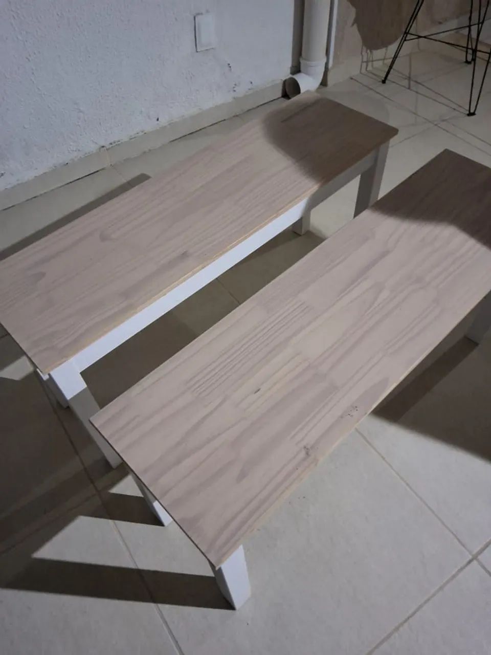 Mesa e bancos de áreas internas - Foto 4