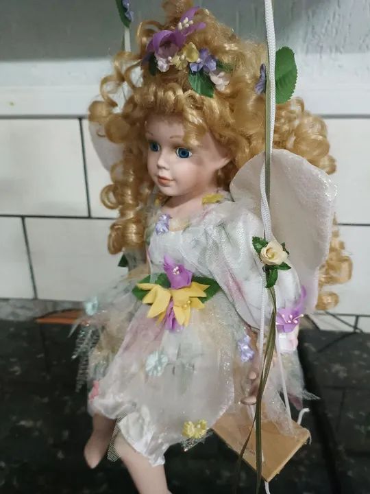Boneca de Porcelana Vintage. Fada no balanço. Coleção Cathay Tam, 42 cm - Foto 3