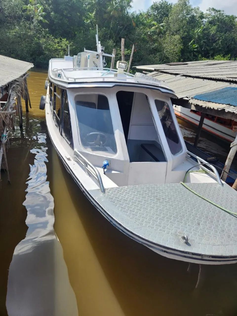 Lancha para transporte fluvial