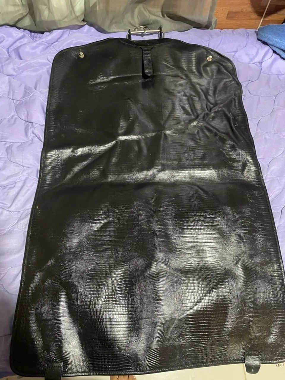 NOVO, sem uso, com etiqueta - Porta terno, em couro natural Saffiano, da marca Victor Hugo - Foto 3