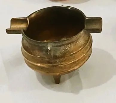 Par de antigos cinzeiros em bronze maciço dourado no formato caldeirão de bruxa   - Foto 2