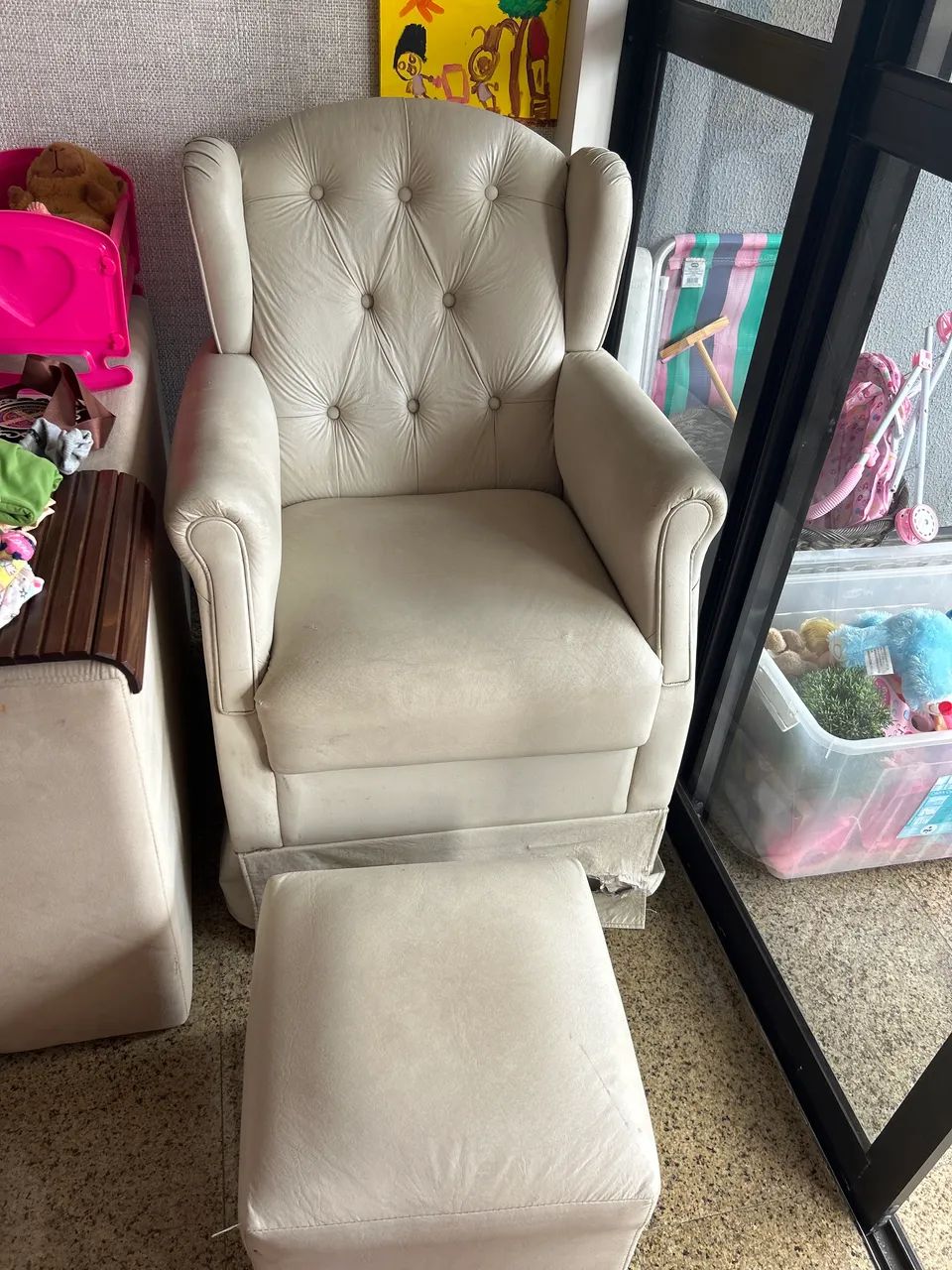 Cadeira de amamentação com apoio para os pés- Courino cinza claro