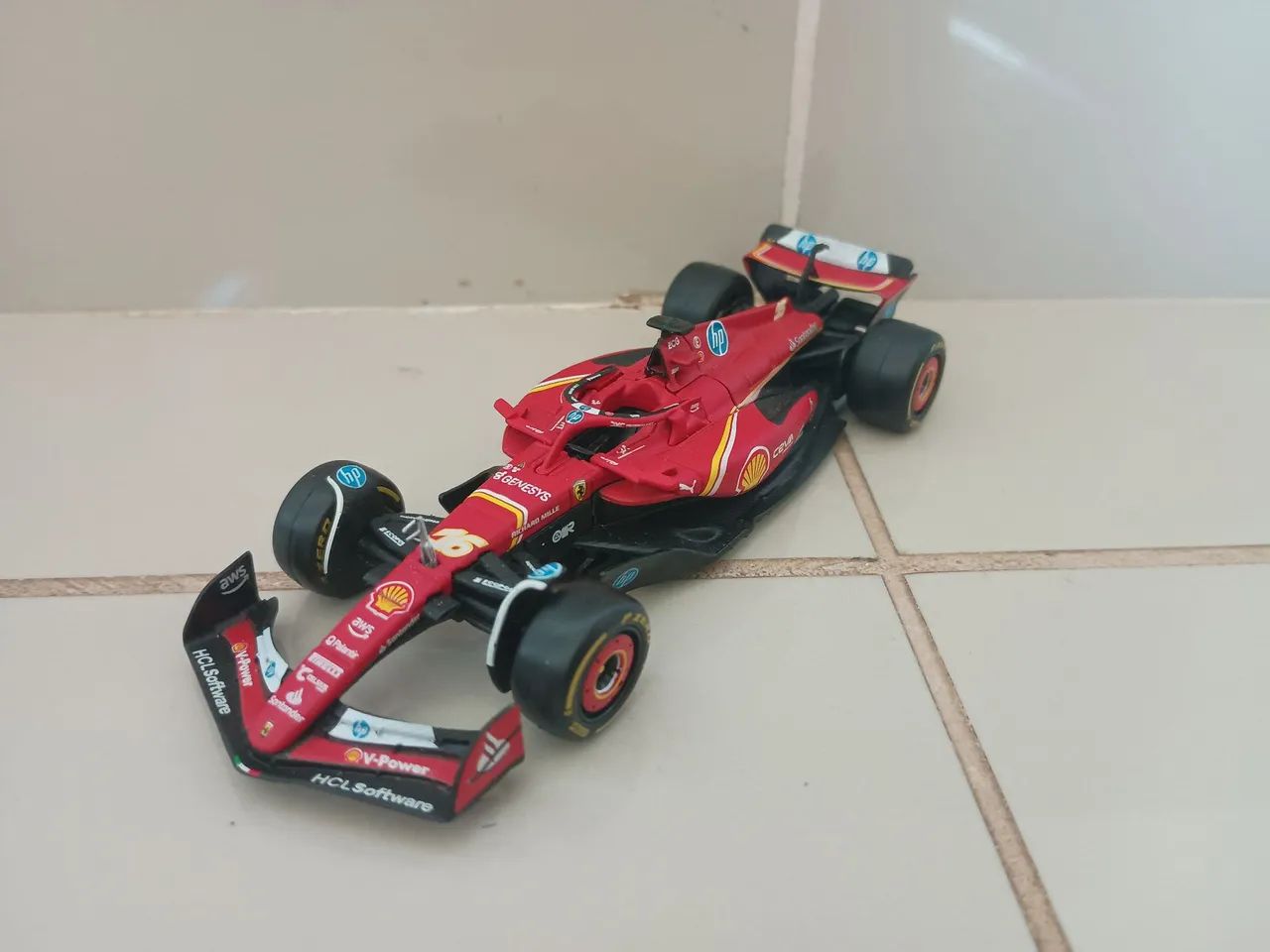 Miniatura ferrari sf24 fórmula 1 1:43 burago